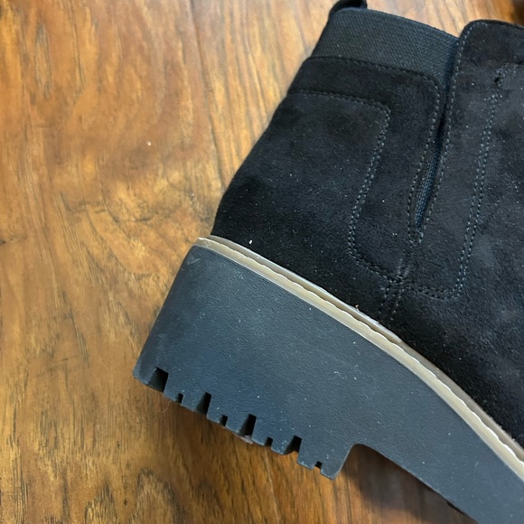 WHITE MOUNTAIN Black Lug Sole Chelsea Ankle Boots 10M - Picture 6 of 14